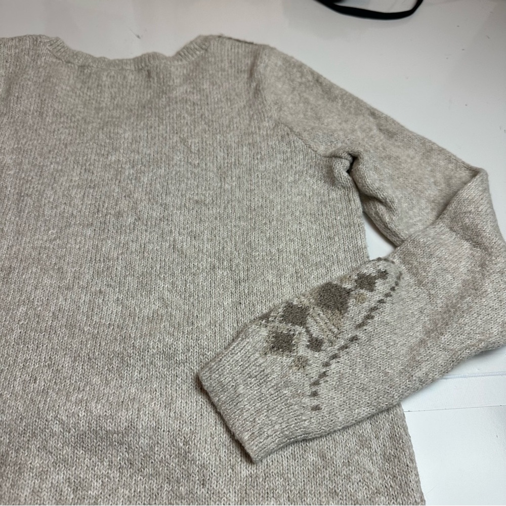 Hollister V-Neck Sweater in Light Gray with Pattern - Picture 7 of 11